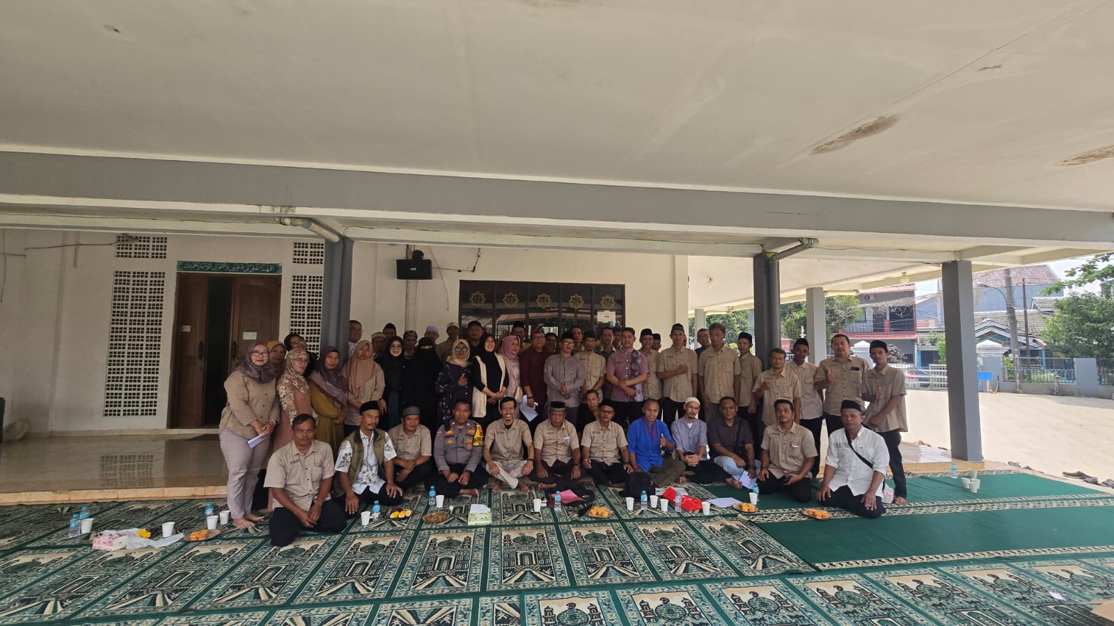 Pertemuan Paguyuban RT dan RW se-Kelurahan Karadenan di Masjid Al-Fatah